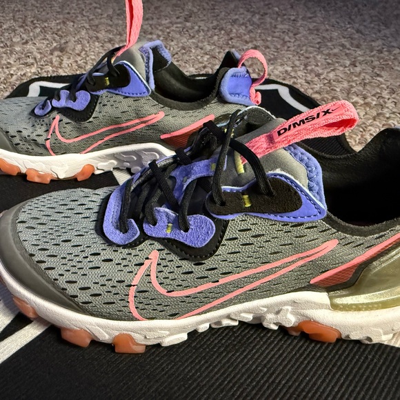 Nike D/MS/X React Vision Trainers- Smoke Grey/ Pink - Picture 2 of 6
